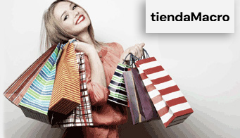 mujer con los premios que canjeó en Tienda Macro 
