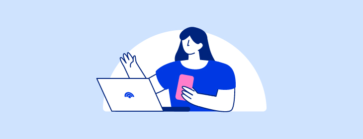 Mujer usando la computadora y el celular